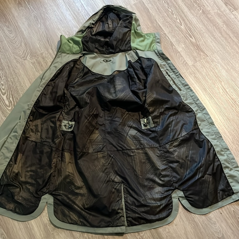 Lululemon Definitely Raining Jacket 6 - Picture 9 of 11